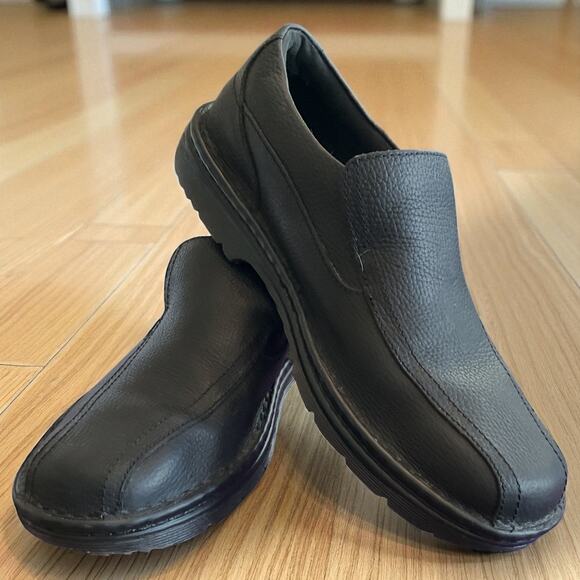 Men's Size 11 DR. MARTENS Norfolk Black Bear Track Slip Resistant Slip On Shoes - Picture 1 of 13